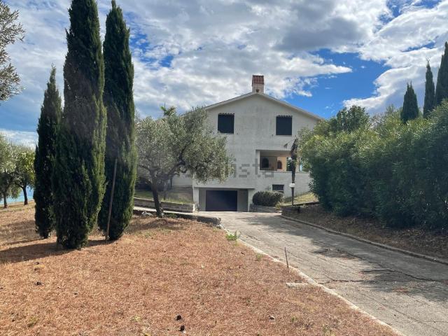 Case e ville in vendita di 700 m² in Via Montevecchio