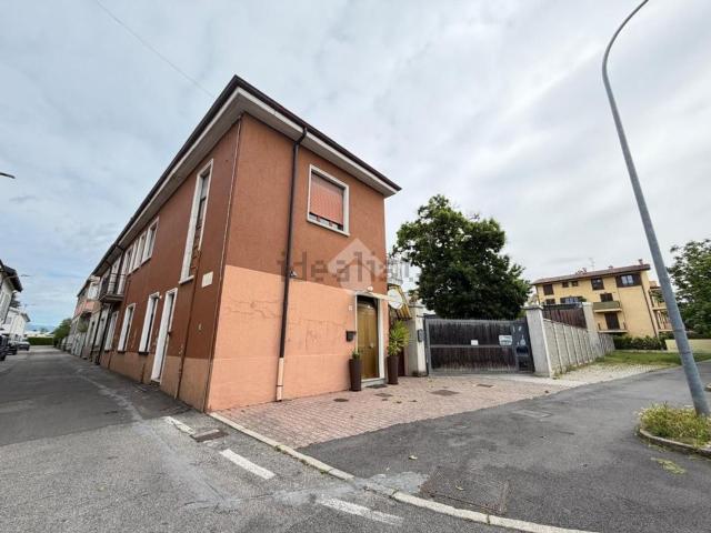 Case e ville in vendita di 700 m² in Via V. Monti, 101