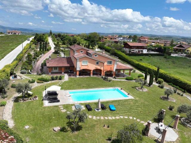 Case e ville in vendita di 700 m² in Strada Comunale per Oratino, 45