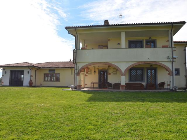 Case e ville in vendita di 700 m² in Strada Provinciale 10a, 20