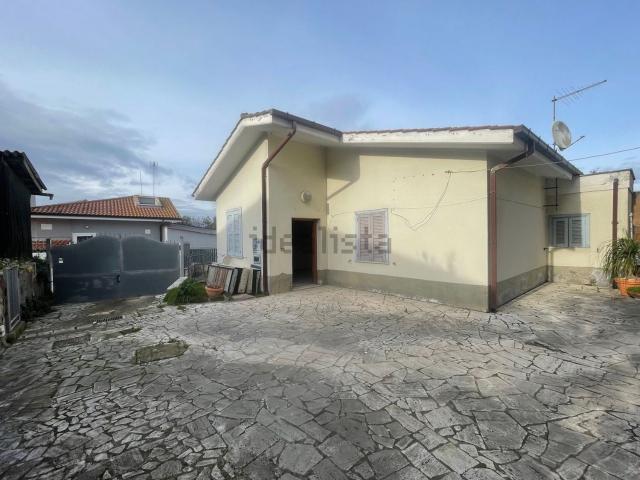Case e ville in vendita di 70 m² in Via Ploaghe, 9