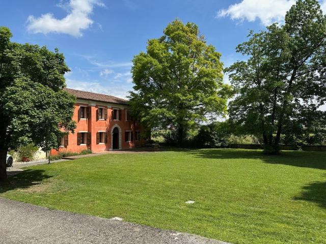 Case e ville in vendita di 718 m² in Strada Postumia