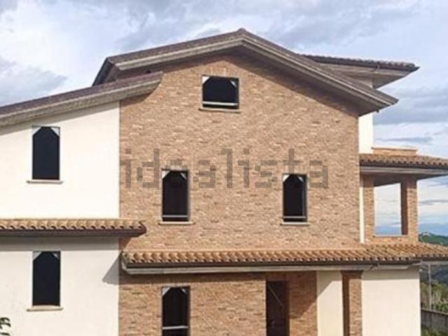 Case e ville in vendita di 719 m² in Piazza Madonna delle Grazie