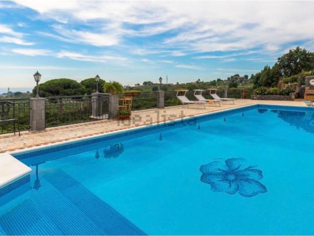 Case e ville in vendita di 720 m² in Via Brinzio, 20