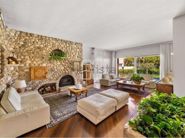 Case e ville in vendita di 720 m² in Via Guglielmo Marconi