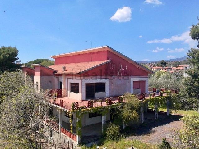 Case e ville in vendita di 720 m² in Via Etnea, 184