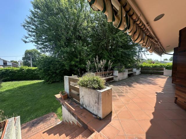 Case e ville in vendita di 721 m² in Via Luigi Zangrando