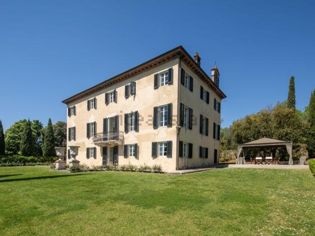 Case e ville in vendita di 730 m² in Via Piana