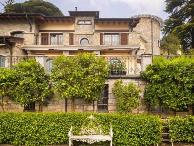 Case e ville in vendita di 735 m² in Via Battista Mondelli, 4