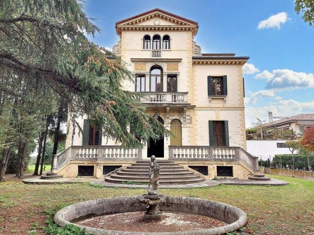Case e ville in vendita di 735 m² in Viale Fratelli Cairoli, 103