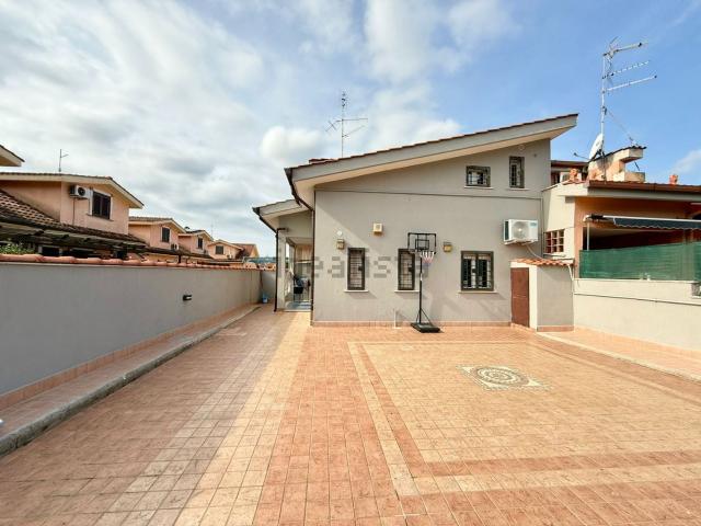 Case e ville in vendita di 77 m² in Via Pistoia