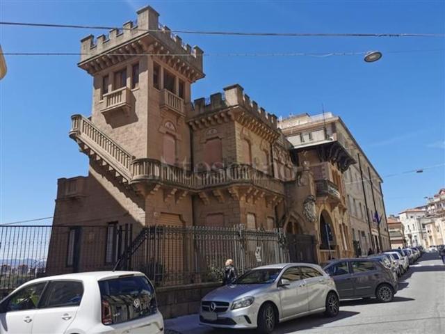 Case e ville in vendita di 740 m² in Via Francesco Crispi