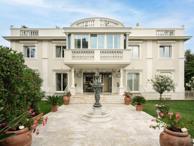 Case e ville in vendita di 740 m² in Viale di Antignano, 39