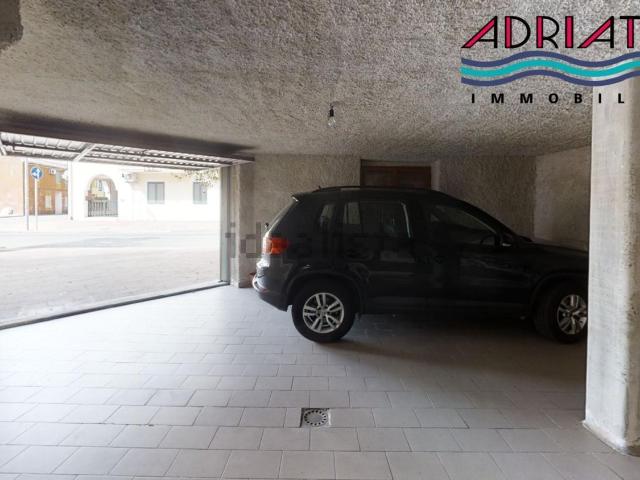 Case e ville in vendita di 742 m² in Via Grazia Deledda, 5