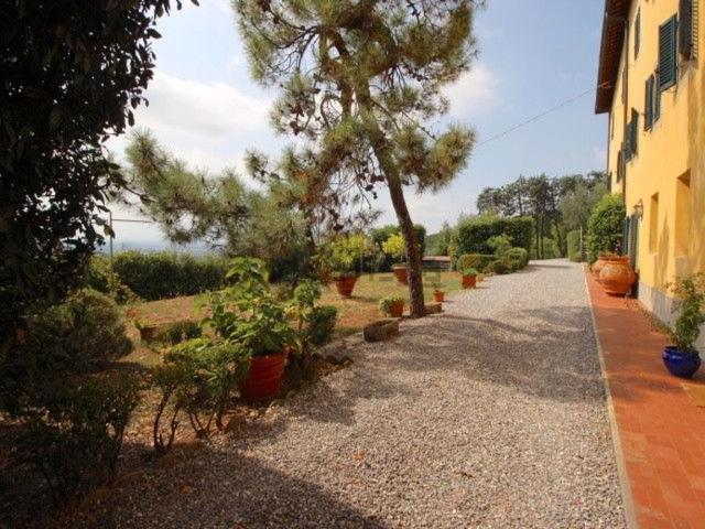 Case e ville in vendita di 749 m² in Via Maona