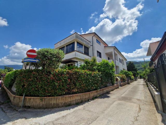 Case e ville in vendita di 750 m²
