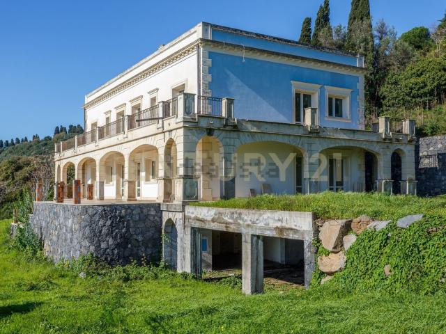 Case e ville in vendita di 750 m² in Via Casalrosato, 19