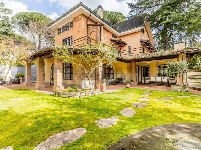 Case e ville in vendita di 750 m² in Via del Monte di Casa, 65