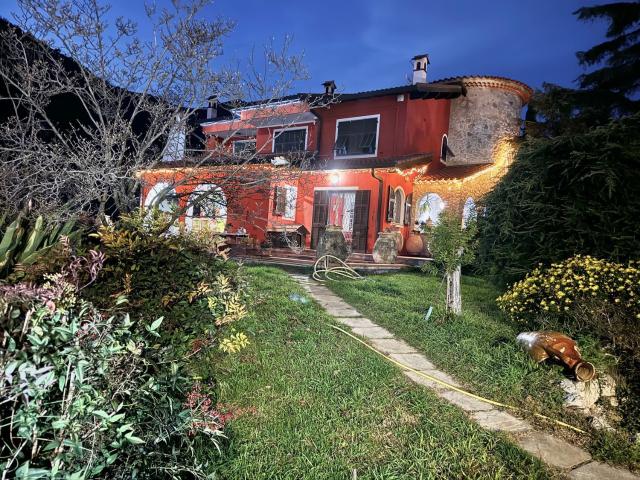 Case e ville in vendita di 750 m² in Via della Resistenza, 41