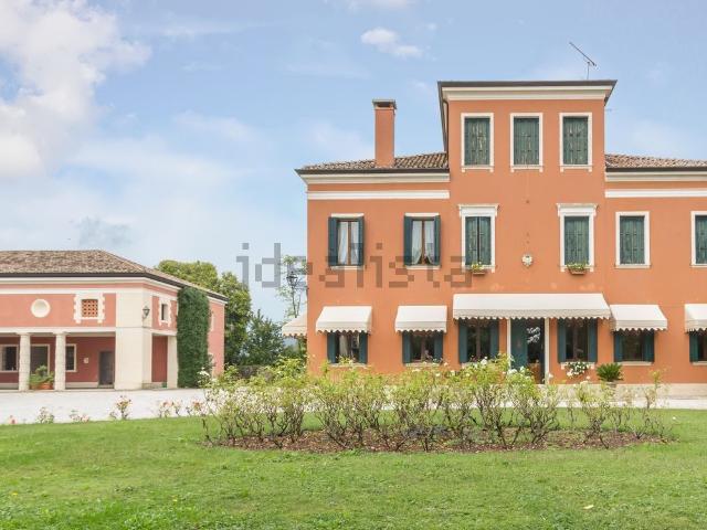 Case e ville in vendita di 750 m² in Via Montello, 22