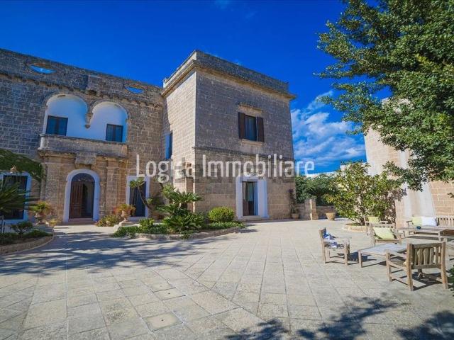 Case e ville in vendita di 750 m² in Via Toma G