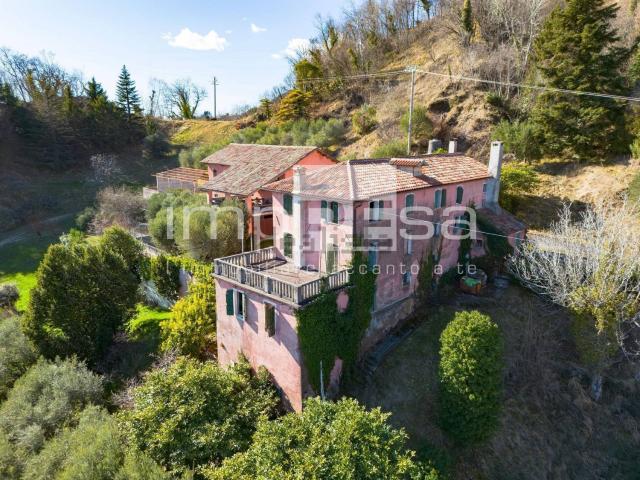Case e ville in vendita di 760 m² in Via delle Perdonanze, 13