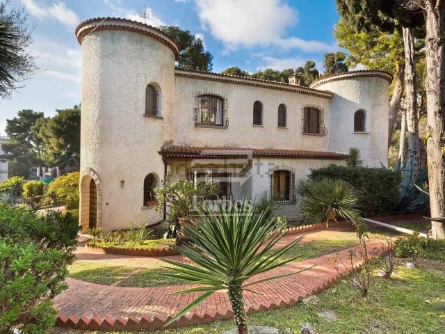 Case e ville in vendita di 761 m² in Via dei Colli