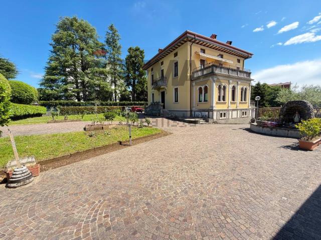 Case e ville in vendita di 766 m² in Viale Italia, 18