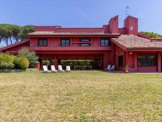 Case e ville in vendita di 790 m² in Via Alfredo D&apos Avack, 1