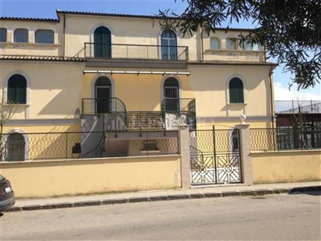 Case e ville in vendita di 800 m² in Via Colombo Cristoforo