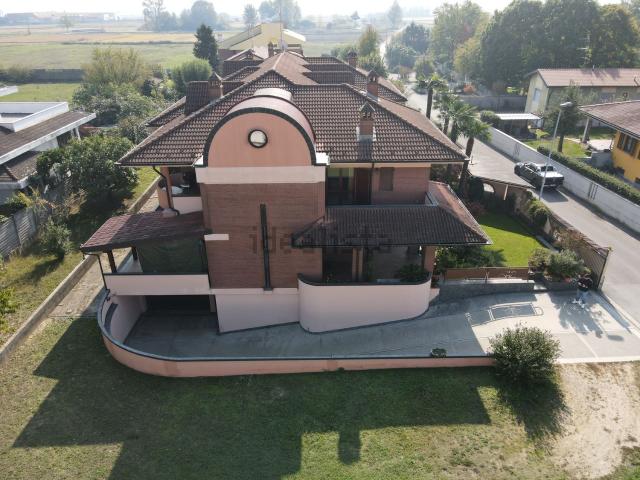 Case e ville in vendita di 800 m² in Via Lobrino