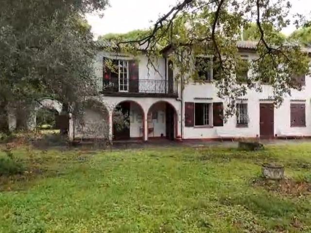 Case e ville in vendita di 800 m² in Viale della Repubblica, 21