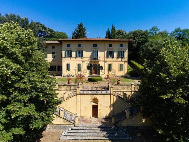 Case e ville in vendita di 804 m² in Via Napoli, 7