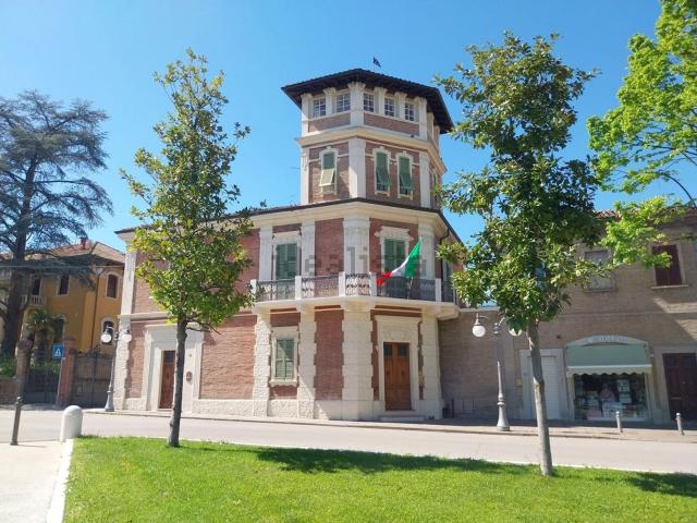 Case e ville in vendita di 804 m² in Viale Nicasio Nardi, 10
