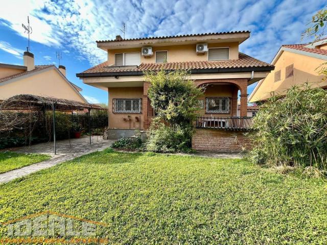 Case e ville in vendita di 80 m² in Viale Corona Boreale, 150
