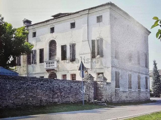 Case e ville in vendita di 832 m²