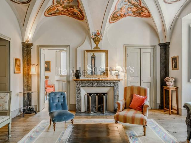 Case e ville in vendita di 834 m² in Piazza Umberto