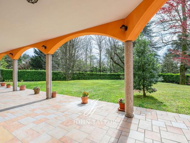 Case e ville in vendita di 840 m² in Via del Golf