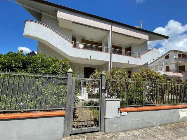 Case e ville in vendita di 84 m² in Via Pietro Ebner, 39