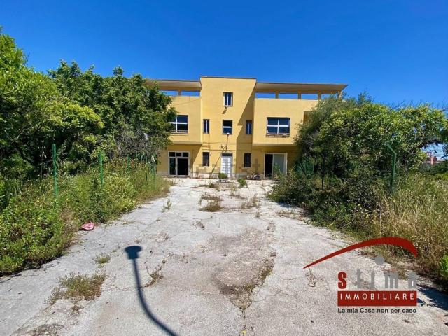 Case e ville in vendita di 850 m² in Via Avola, 20