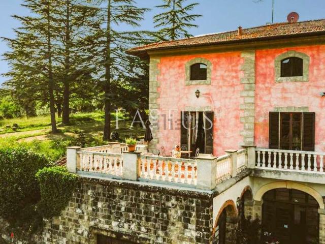 Case e ville in vendita di 850 m² in Via G. da Verrazzano, 2