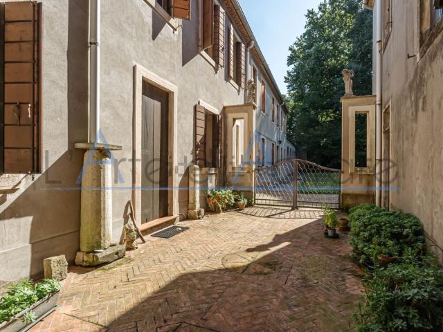 Case e ville in vendita di 850 m² in Via Sebastiano Caboto, 12