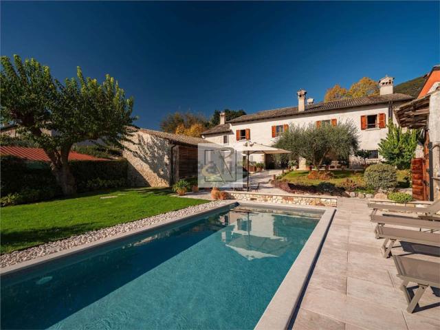Case e ville in vendita di 855 m² in Via Carrara, 34