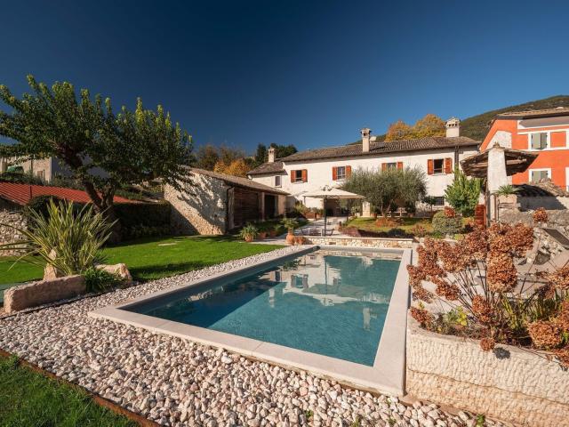 Case e ville in vendita di 856 m² in Via Carrara, 34