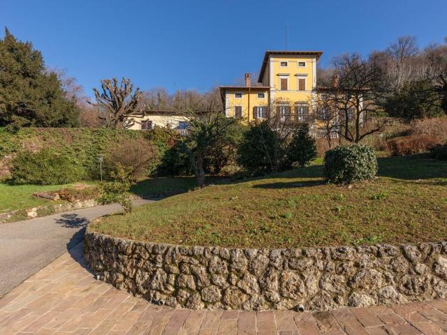 Case e ville in vendita di 858 m² in Via Fontana