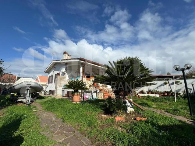 Case e ville in vendita di 85 m² in Via delle Mimose, 67