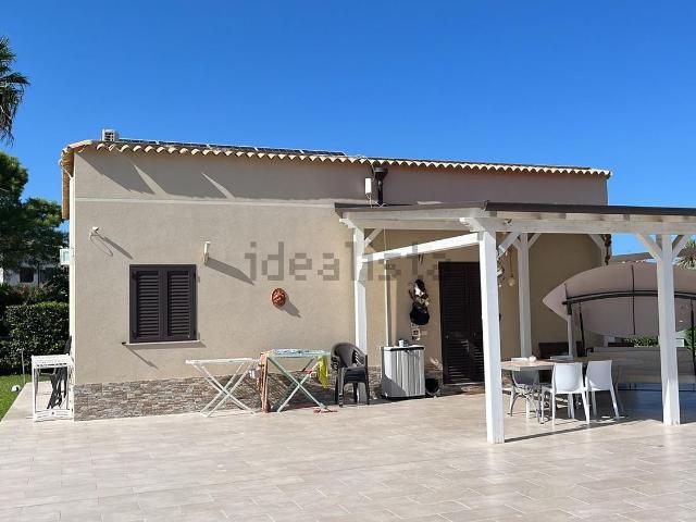 Case e ville in vendita di 85 m² in Via Lido Sacramento, 106