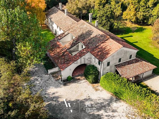 Case e ville in vendita di 860 m²
