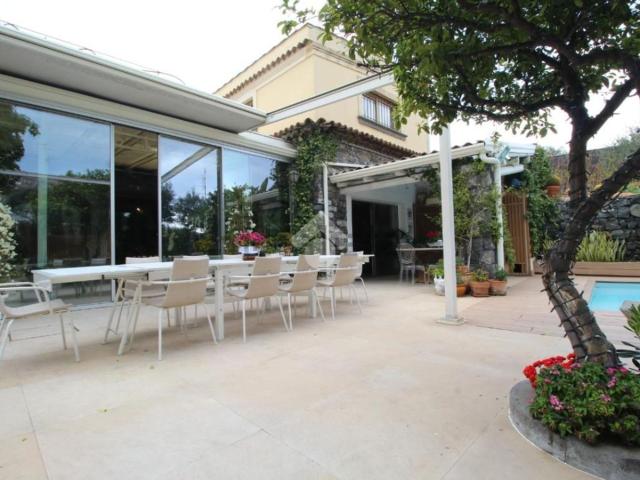 Case e ville in vendita di 860 m² in Via Acicastello