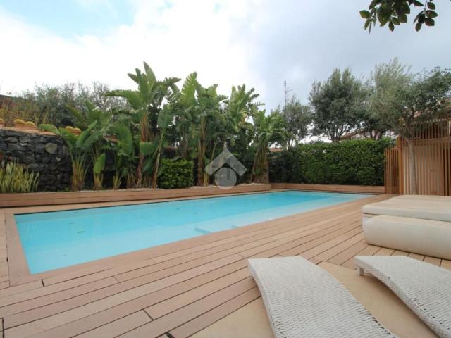 Case e ville in vendita di 860 m² in Via Acicastello